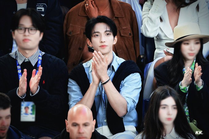 HYBE Boy Group Member Seen Using Female Idol’s Phone 1 DK and Narin at Australian Open 2026