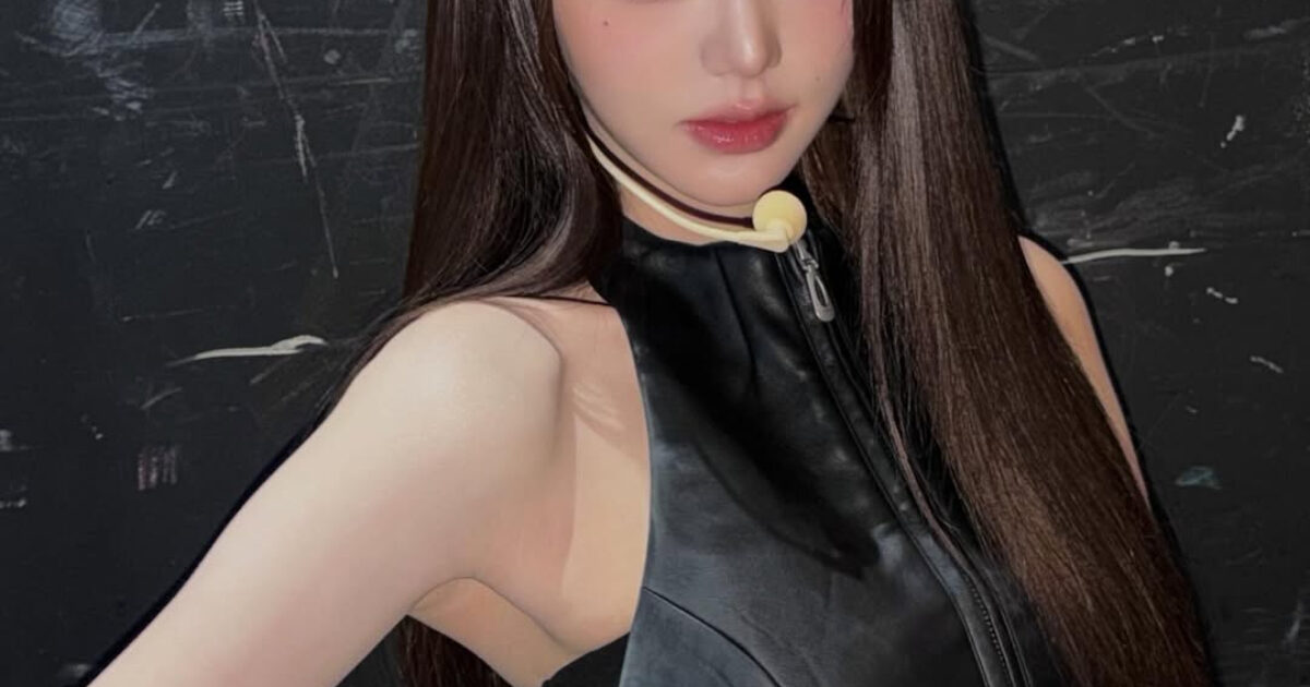 IVE Jang Wonyoung in leather outfit