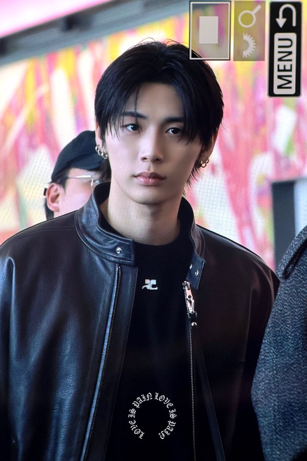 Fifth Generation Male Idol Draws Attention for Revealing Textured, Acne-Prone Skin in Public 2 Taesan candid photo 1