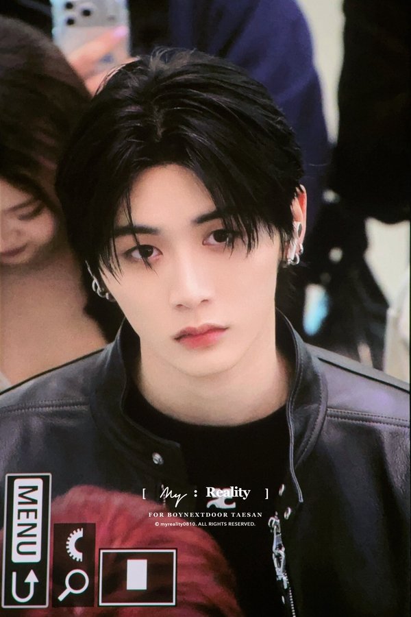 Fifth Generation Male Idol Draws Attention for Revealing Textured, Acne-Prone Skin in Public 3 Taesan candid photo 2