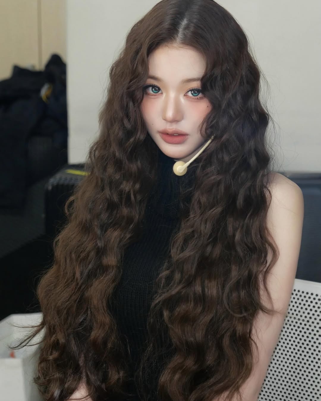 Wonyoung lighting up for female fans