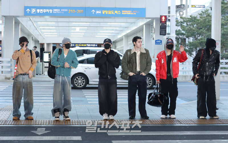 ENHYPEN Airport Pictures Gain Attention Following Heeseung’s Exit 3 Space for Heeseung 2