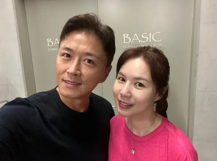 Jin Tae Hyun and Park Si Eun
