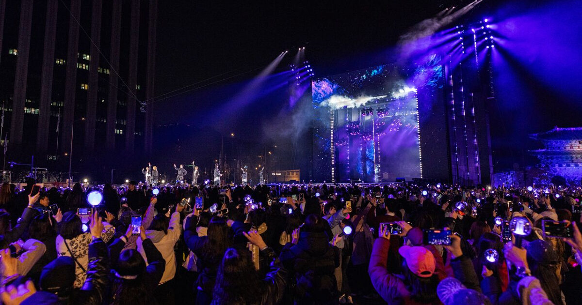 BTS ARMY Praised for Clean-Up Efforts After Gwanghwamun Concert 1 ARMY Praised For Being Orderly And Picking Up Trash After BTS's Gwanghwamun Concert