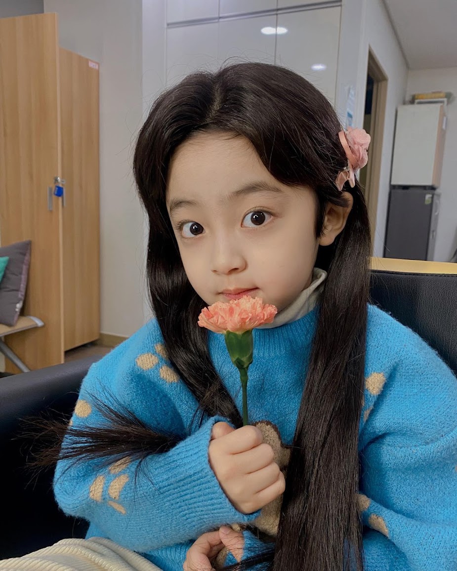 Child Actor Played Female Role in K-Drama — Where Is He Today? 1 Seo Woo Jin dressed up