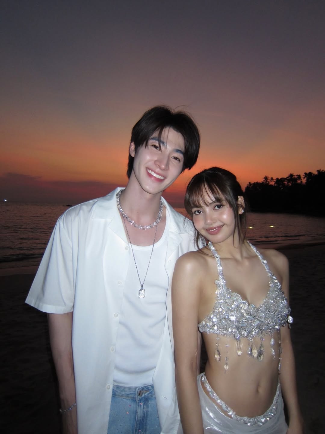 BLACKPINK Lisa’s Beach Photos With Attractive Male Actor Ignite Intense Reactions 4 Beach party with Lisa and Blue Pongtiwat