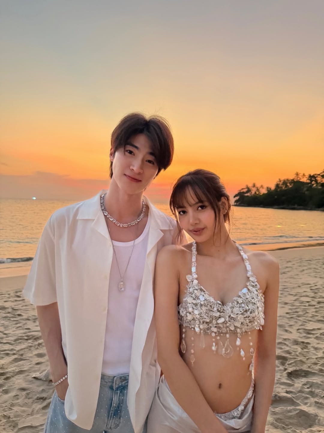 BLACKPINK Lisa’s Beach Photos With Attractive Male Actor Ignite Intense Reactions 3 Lisa leaning on Blue Pongtiwat