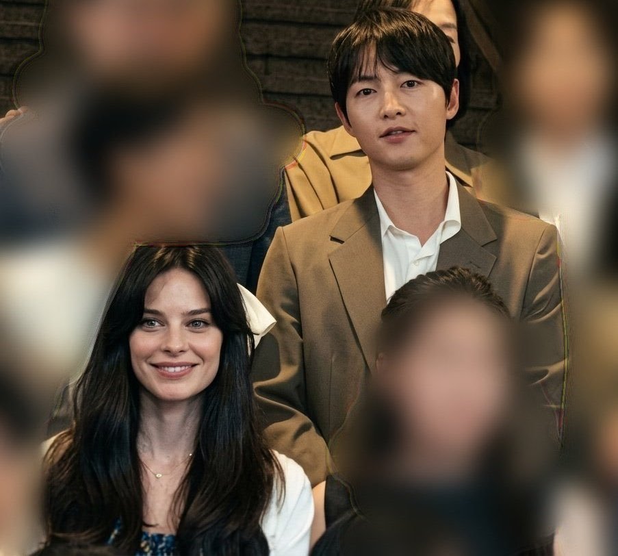 Kim So Hyun with the couple
