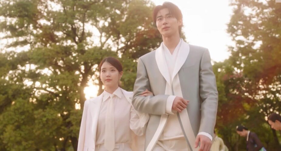 Trope Backfires: Viewers Discomforted by IU and Byeon Woo Seok Wearing Matching Crowns 2 Scene showing the awkward height difference
