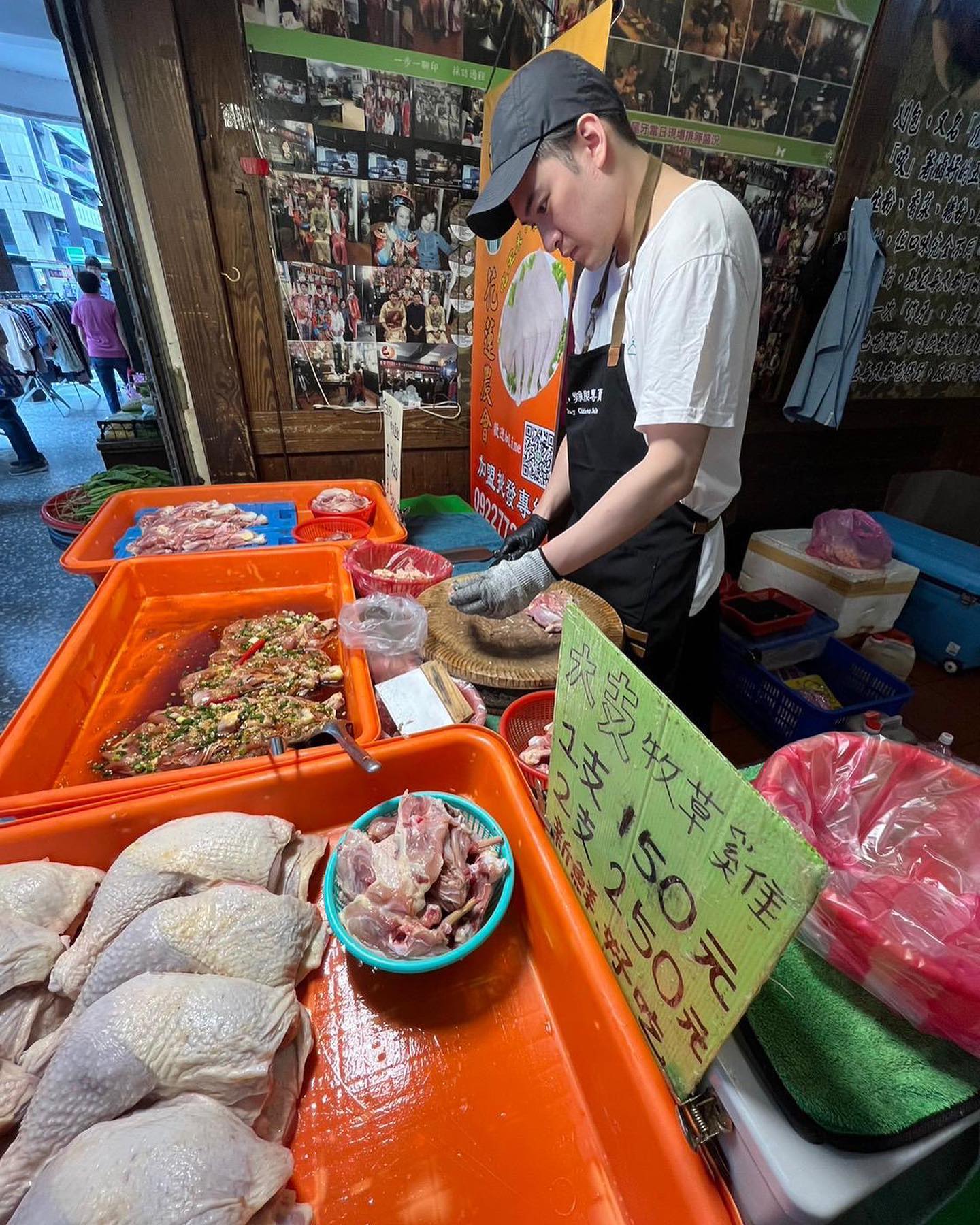Taiwanese Actor Changes Careers, Now Selling Chicken, Managing Pilates Studio, and Working as DJ 2 Kris Shen at wet market job