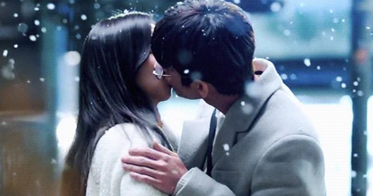 Seo In Guk Wore Makeup on His Red Ears While Kissing BLACKPINK's Jisoo 1 Seo In Guk Had To Wear Makeup On His Burning Red Ears While Kissing BLACKPINK's Jisoo