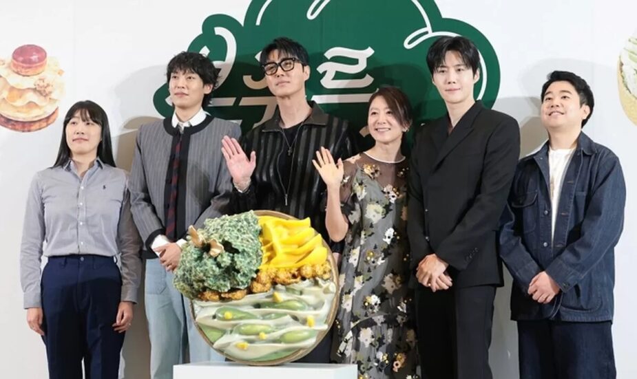 Kim Seon Ho with cast