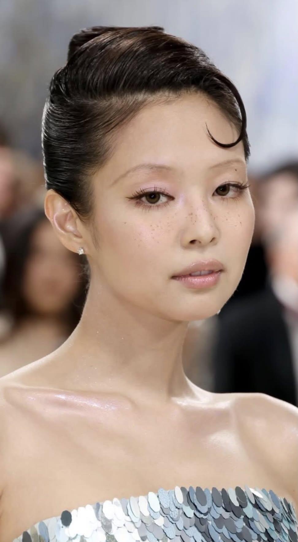 BLACKPINK Jennie's 2026 Met Gala Makeup Look Sparks Surprising Reactions From K-Netz 2 Close-up of Jennie’s makeup