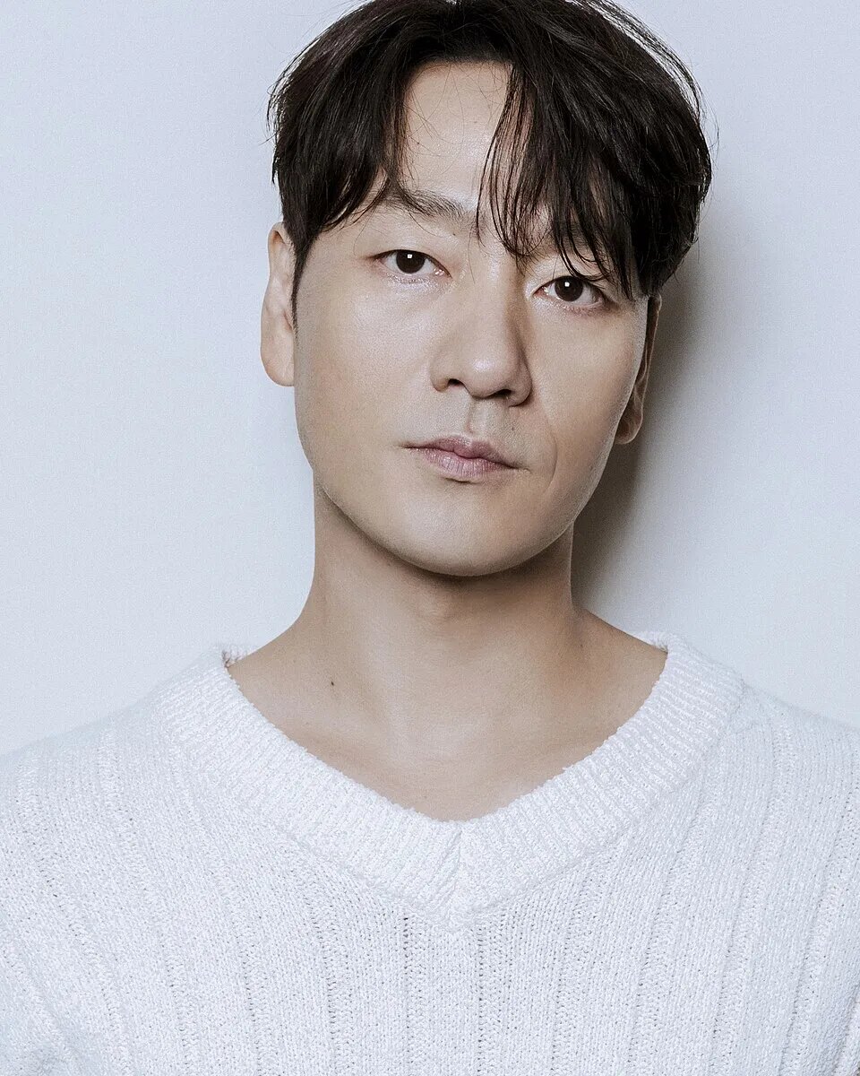 Famous Actor’s Supposed Hair Transplant Makes Him Hard to Recognize 2 Park Hae Soo After