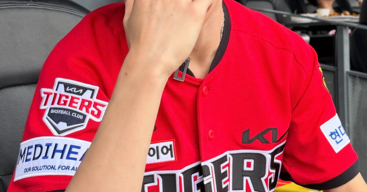 Boy Group Member Sparks Backlash Over Fans' Controversial Behavior 1 Boy Group Member Faces Heated Backlash Over His Fans' Behavior