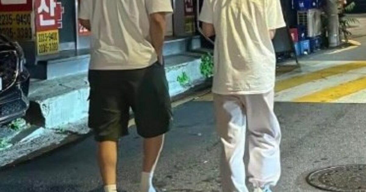 K-Drama Star Pair Seen Together on a Public Outing 1 Lim Ji Yeon and Lee Do Hyun walking together
