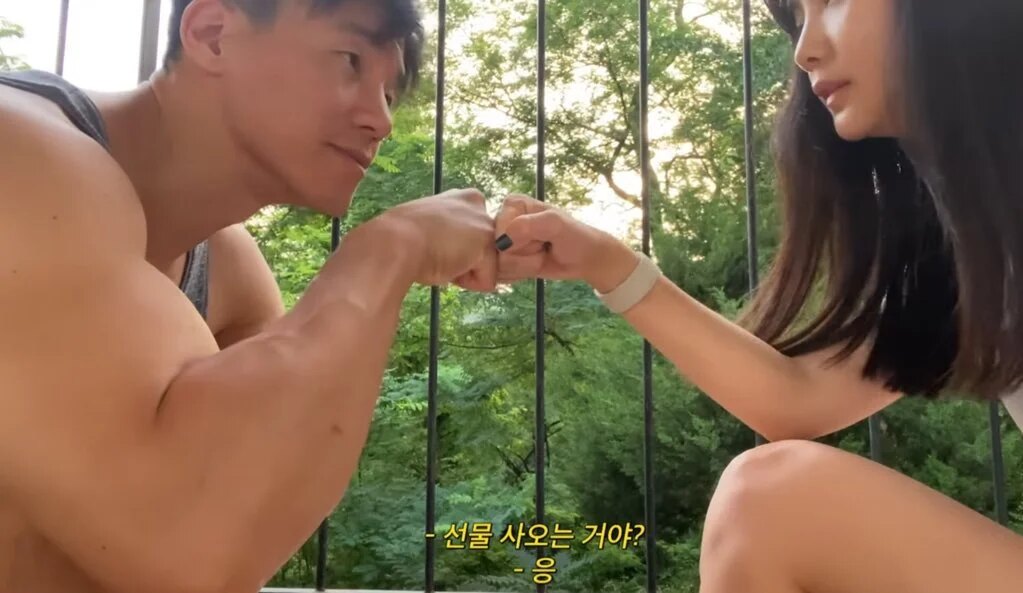 Celebrity Pair’s Striking Height Gap Sparks Buzz Among Fans 3 Kim Mu Yeol muscular arms comparison