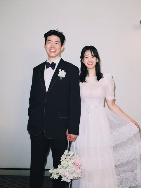 Celebrity Pair’s Striking Height Gap Sparks Buzz Among Fans 2 Kim Mu Yeol and Yoon Seung Ah arm size difference