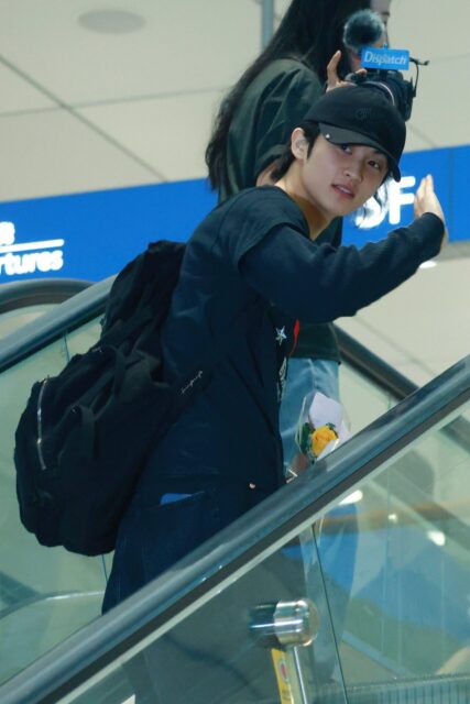 Mark Lee Returns to Korea, Surprising Fans With Changed Personality 2 Mark Lee shy at airport