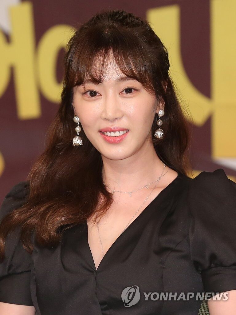 Leading K-Drama Actress Reveals Fans Struggle to Recognize Her Following Plastic Surgery 3 Kang Ye Won early career photo