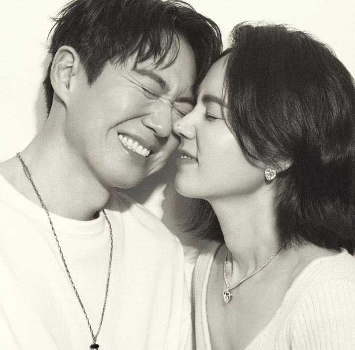 After 19 Years, A Famous Actor Couple Finally Has A Proper Photoshoot — The Outcome Was Worth The Wait 2 Han Ga In