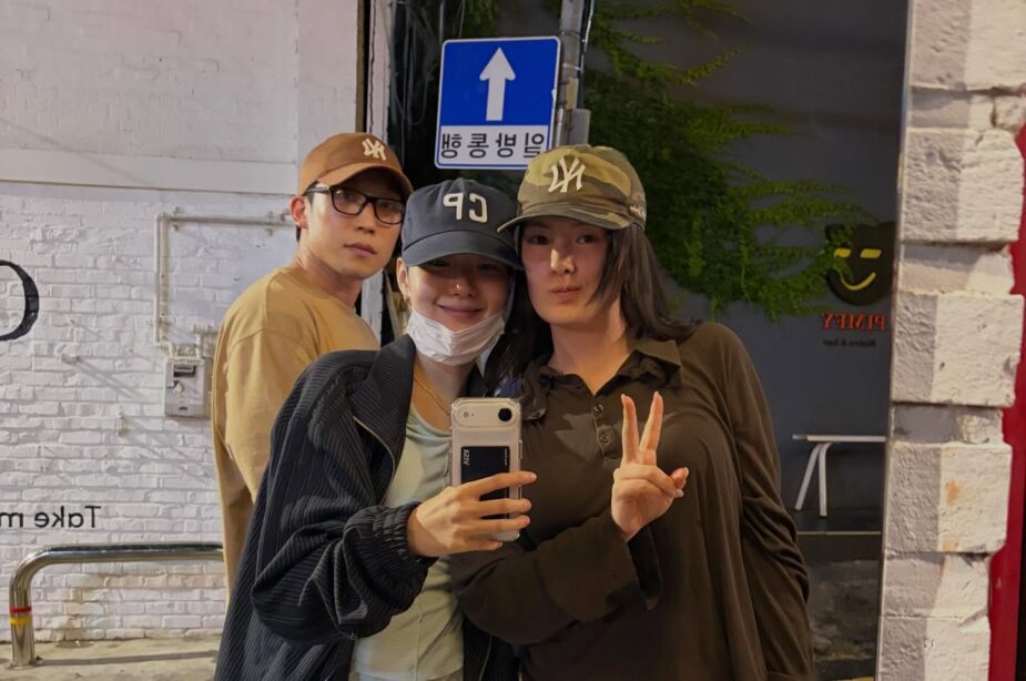 Kim Go Eun Keeps Low Profile During Charming Outing With Co-Star 2 Kim Go Eun and friends outing