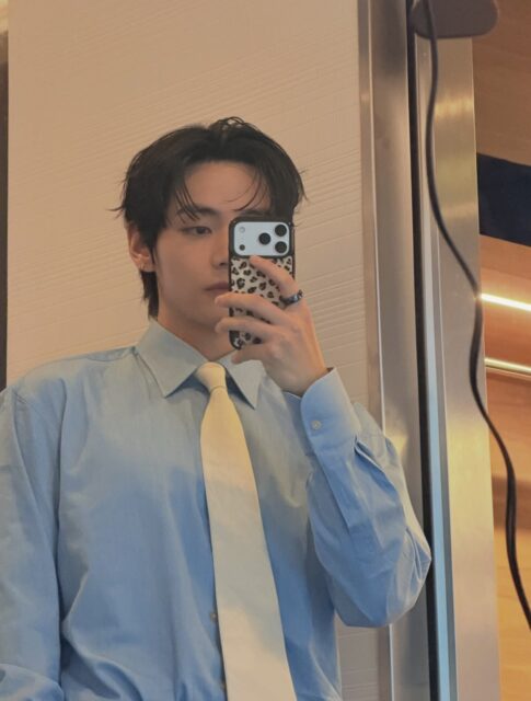 V’s leopard phone case selfie