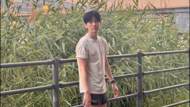 Baekhyun jogging and taking photos