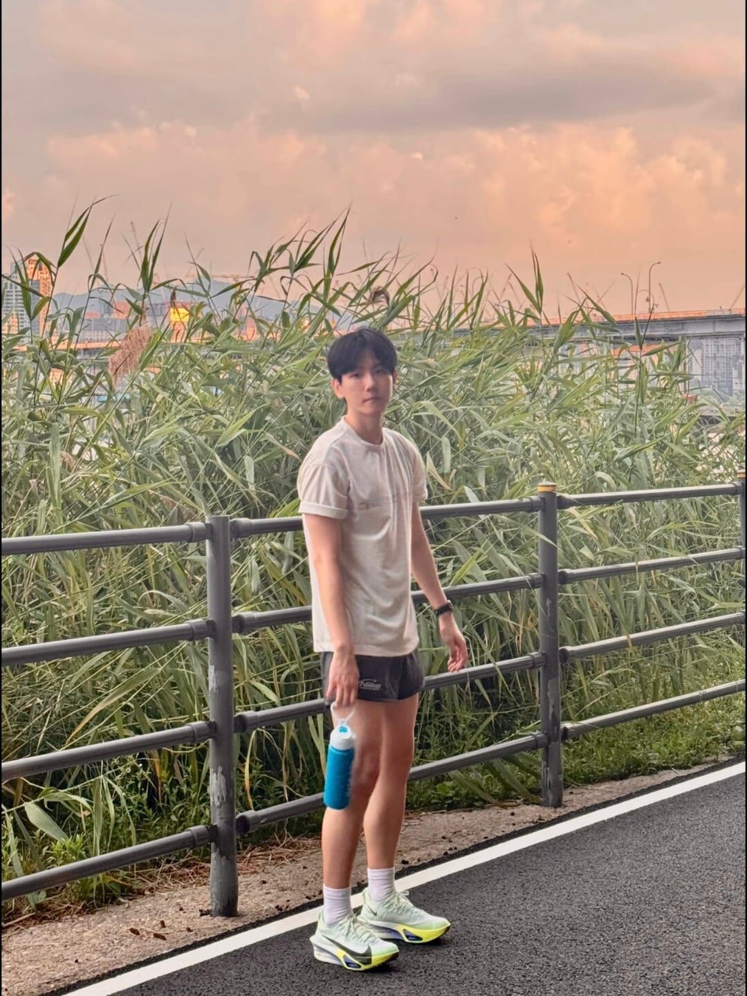 EXO's Baekhyun Sparks Concern With Noticeably Skinny Appearance 1 Baekhyun jogging and taking photos