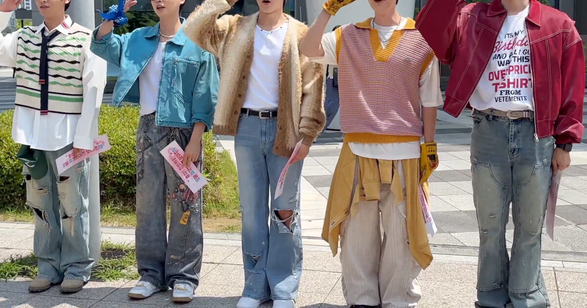 Popular K-Drama Introduces Soldier Idol Group on “M Countdown” 1 Migak Boys rice spatula lightstick