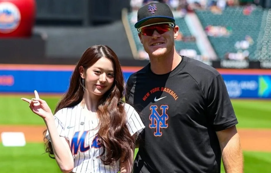 IVE's Jang Wonyoung throws ceremonial first pitch at New York Mets game 1 IVE's Jang Wonyoung throws ceremonial first pitch at New York Mets game