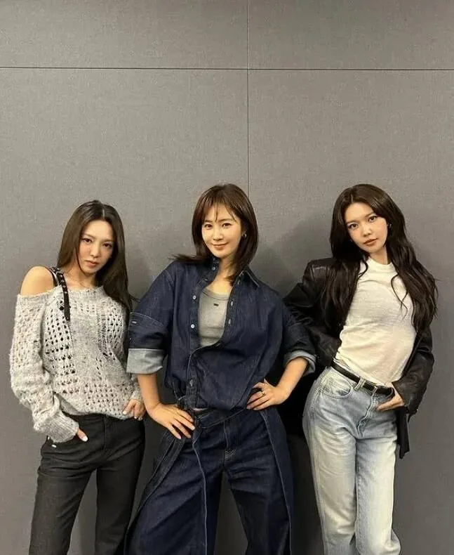 Hyoyeon, Yuri, and Sooyoung of HYORISOO in a recording studio
