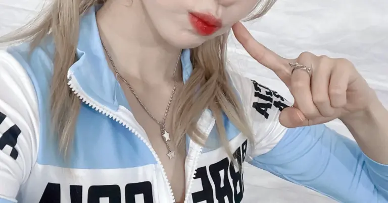 Jun Hyosung flashing a peace sign at Andong Water Festa stage.