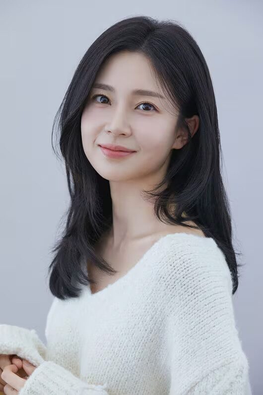 Actress Takes Responsibility for Past Relationship Error After Seven-Year Romance with Actor 1 Baek Jin Hee