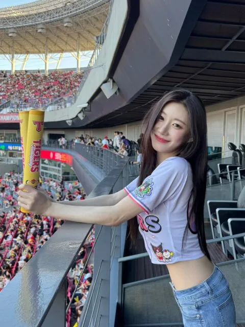 ITZY's Chaeryeong wows with slim waist at KIA ceremonial first pitch 4 ITZY Chaeryeong 6