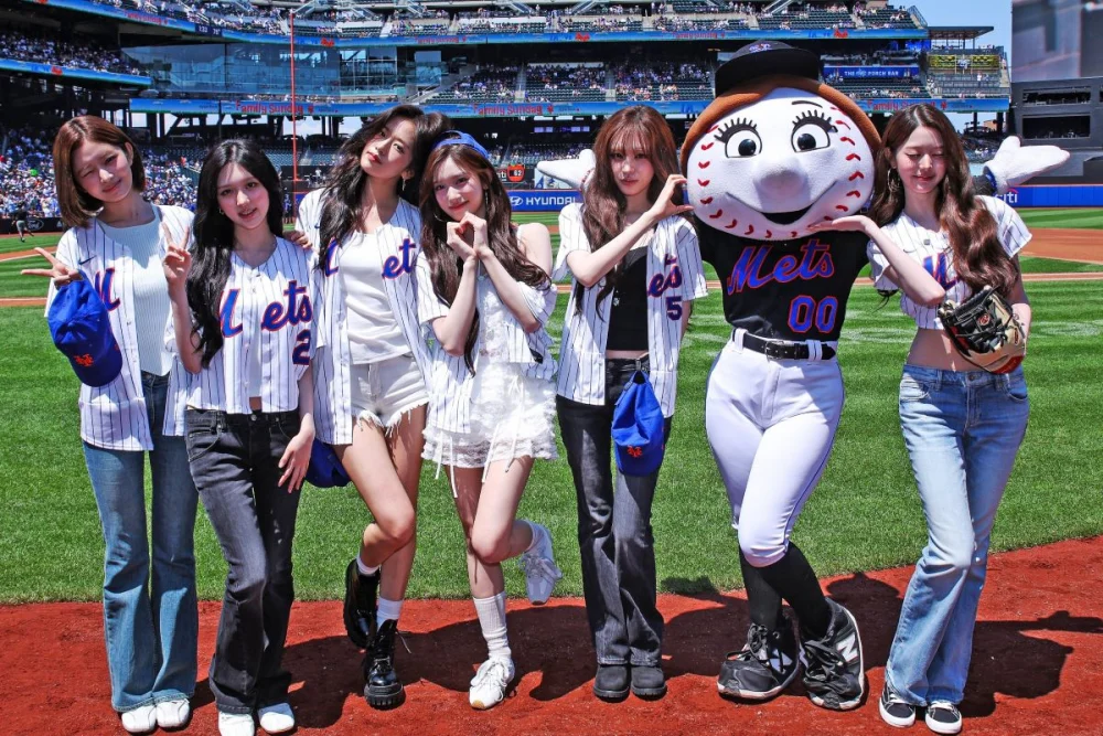 IVE's Wonyoung throws ceremonial first pitch at Mets vs. Dodgers game