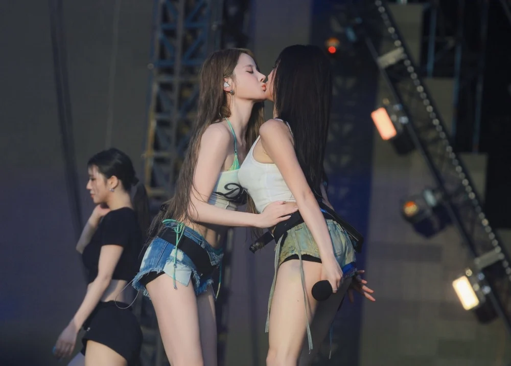 KISS OF LIFE's Belle and Natty share brief on-stage kiss at Waterbomb Seoul 2026 1 KISS OF LIFE's Belle and Natty share brief on-stage kiss at Waterbomb Seoul 2026