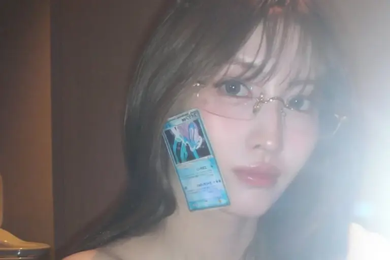 TWICE's Momo shows 2003 first edition "Suicune ex" card worth 3 million won