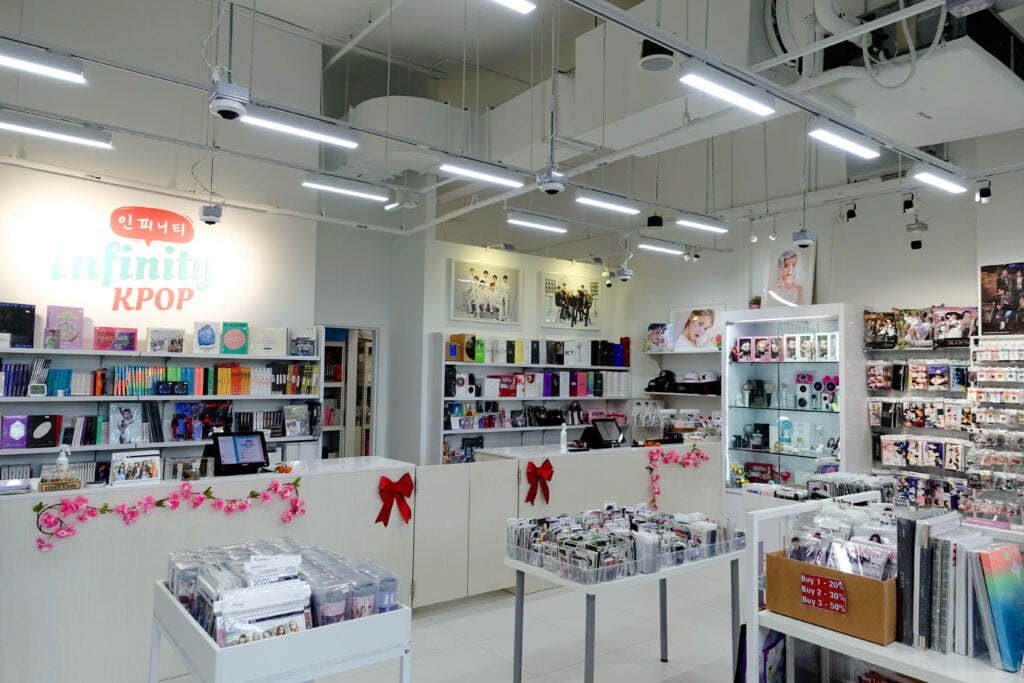 maestría Alinear Previsión Kpop Stores Near Me: Where to Find Your Favorite Kpop Albums and  Merchandise - Shining Awards