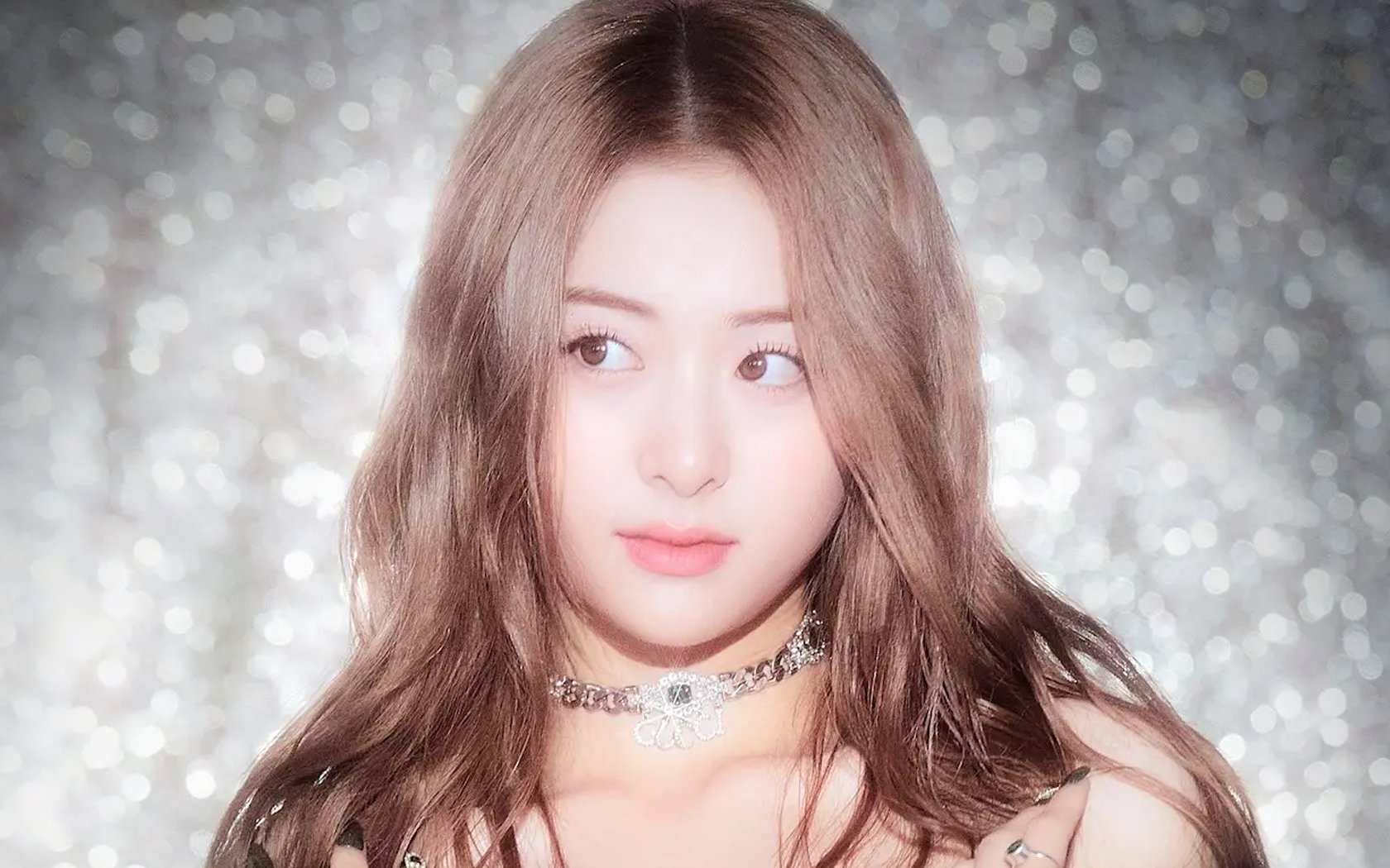 Huh Yujin of LE SSERAFIM to Miss Upcoming Weverse Con Festival Due to Health Concerns 1 LE SSERAFIM's Huh Yujin to sit out from upcoming Weverse Con Festival due to health issues
