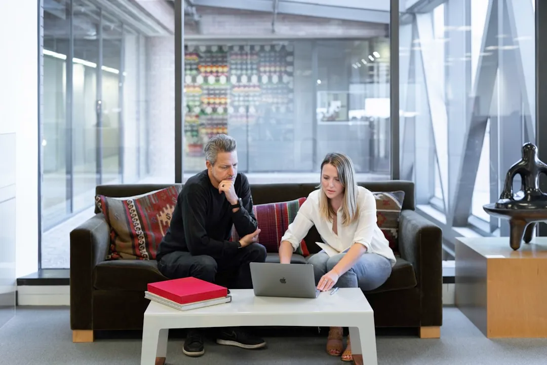 The Importance of Software Knowledge Management in Improving Organizational Efficiency 1 Employees discussing software knowledge management and its role in supporting business operations