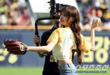 IVE’s Liz makes ceremonial baseball pitch at Jamsil stadium