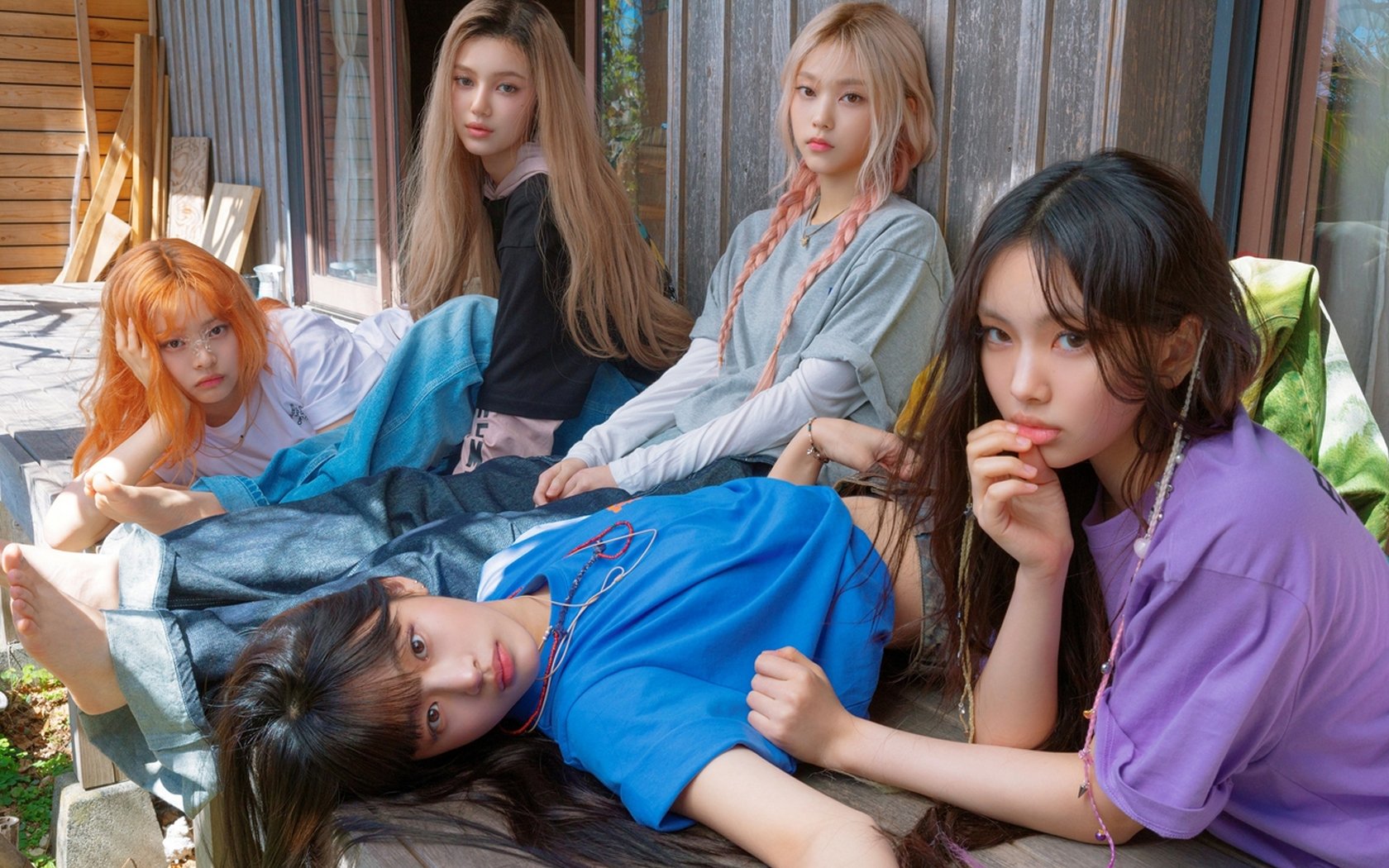Netizen Suggests NewJeans Is Easily Replaceable, Fans Disagree 1 One netizen says NewJeans can be easily replaced but fans disagree